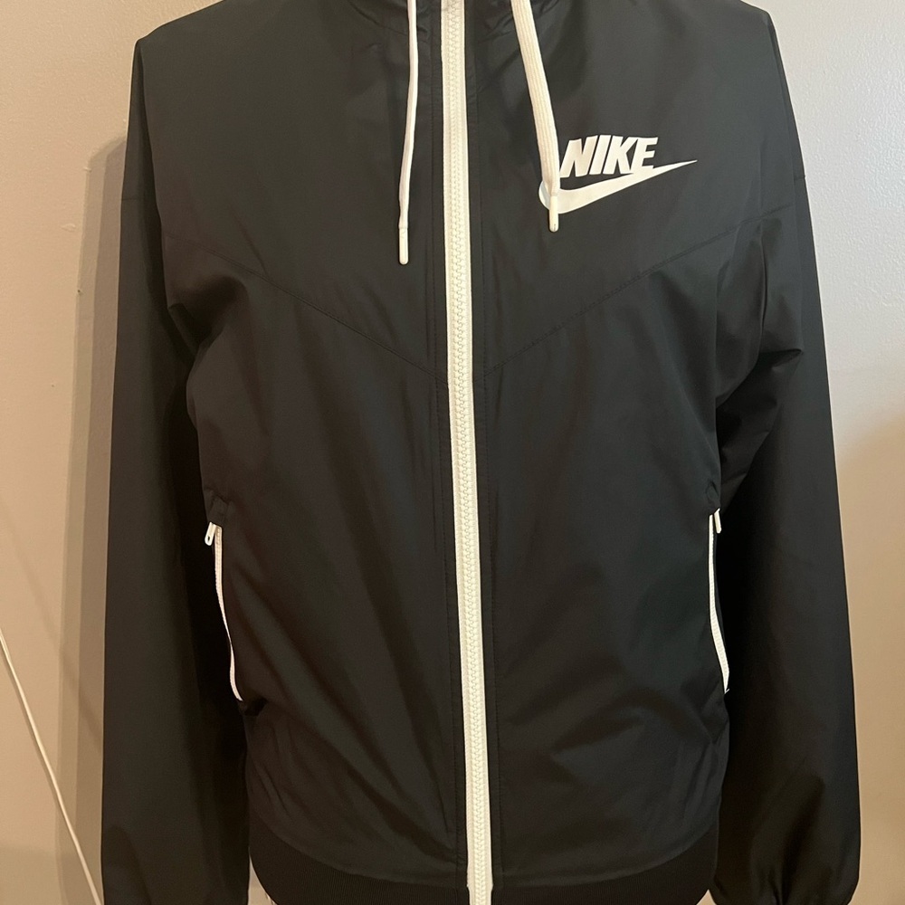 Nike Black and White Windbreaker with Full-Length Zipper